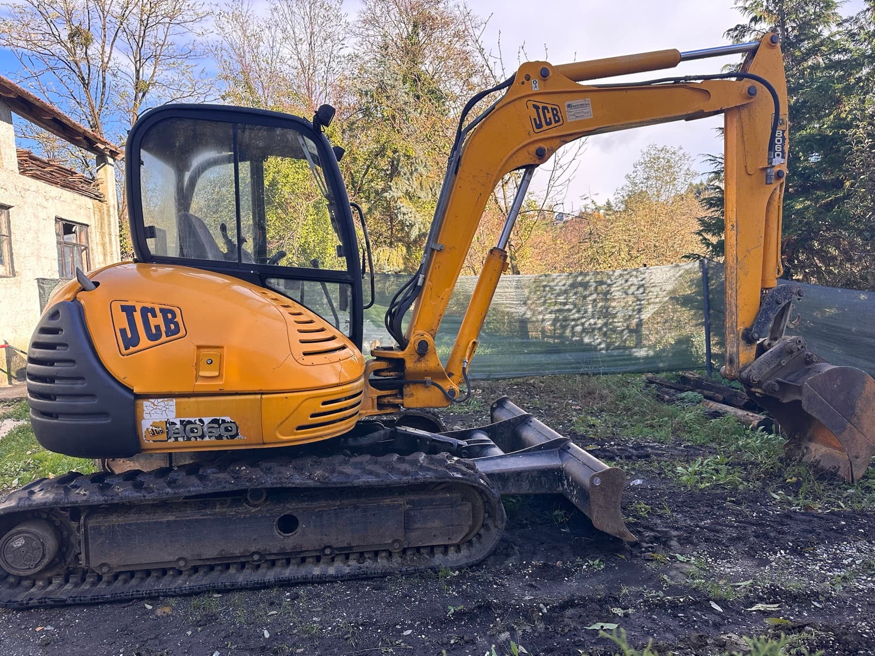 JCB bager na gusjenicama s korpom