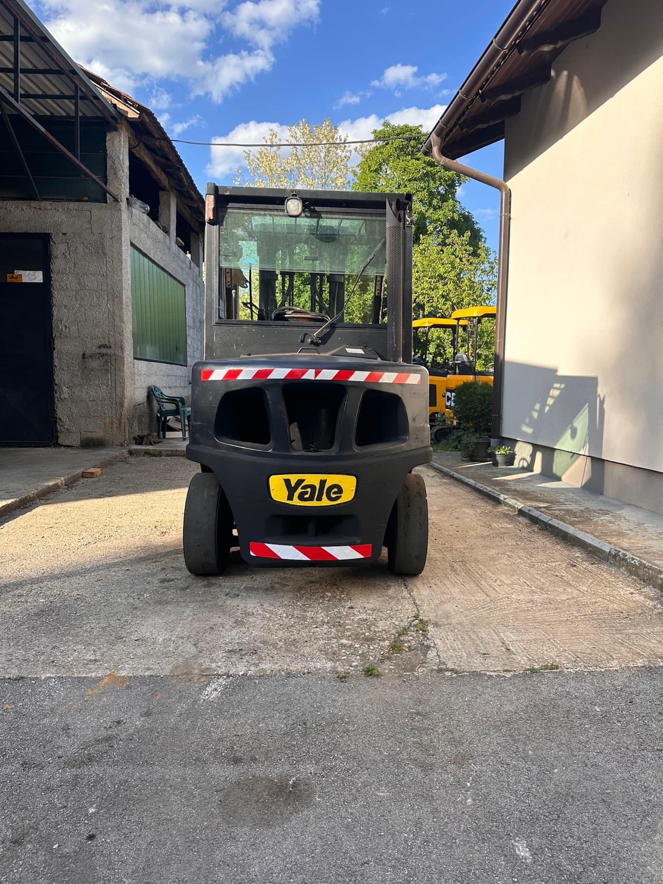 Dva JCB mini bagera na terenu